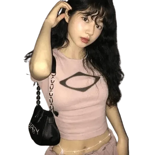 Femme Élégante En Haut Rose Et Pantalon Tendance, Exprimant Confiance Et Style Contemporain.