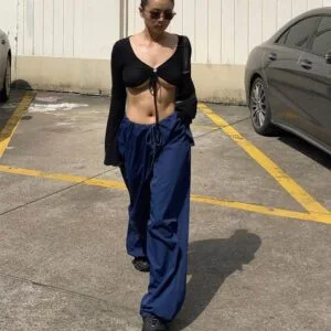 Femme Moderne En Tenue Décontractée Et Élégante, Marchant Dans Un Environnement Urbain.