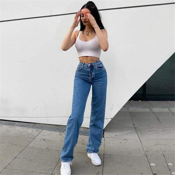 Femme Élégante En Crop Top Et Jeans Modernes Dans Un Décor Urbain Minimaliste.