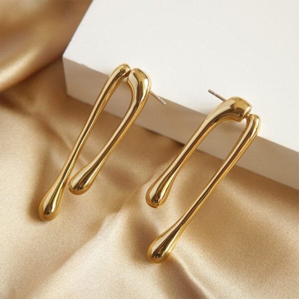 Boucles Doreilles En Or Minimalistes Et Élégantes, Parfaites Pour Toutes Les Occasions.