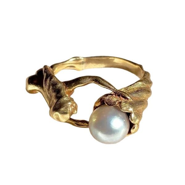 Bague En Or Avec Perle : Élégance Naturelle Inspirée Des Formes Organiques.