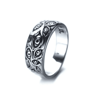 Anneau en argent avec motifs mystiques, élégant et artisanal, symbole de protection et dindividualité.