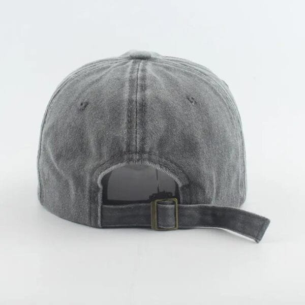 Casquette Grise Ajustable Au Style Décontracté, Idéale Pour Un Look Quotidien Et Tendance.