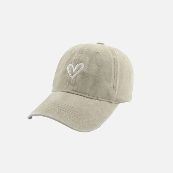 Casquette Beige Tendance Avec Écusson Cœur, Ajustable Et Confortable Pour Un Style Décontracté.