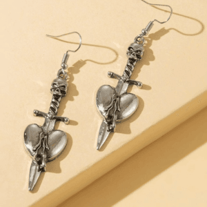 Boucles doreilles cœur et poignard, un accessoire edgy pour un style alternatif.