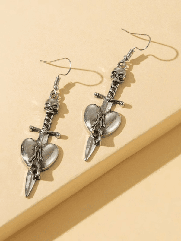 Boucles Doreilles Cœur Et Poignard, Un Accessoire Edgy Pour Un Style Alternatif.