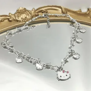 Bracelet En Breloques Hello Kitty : Un Accessoire Ludique Et Élégant Pour Les Fans.