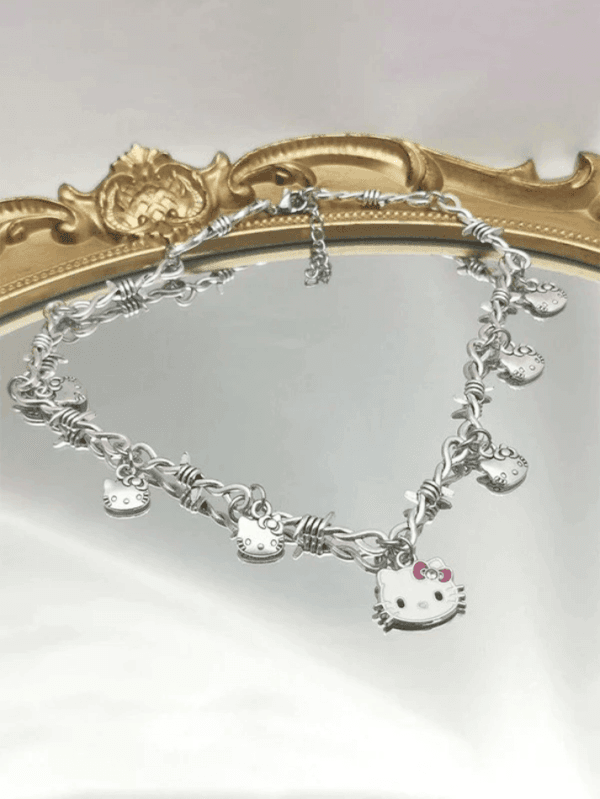 Bracelet En Breloques Hello Kitty : Un Accessoire Ludique Et Élégant Pour Les Fans.