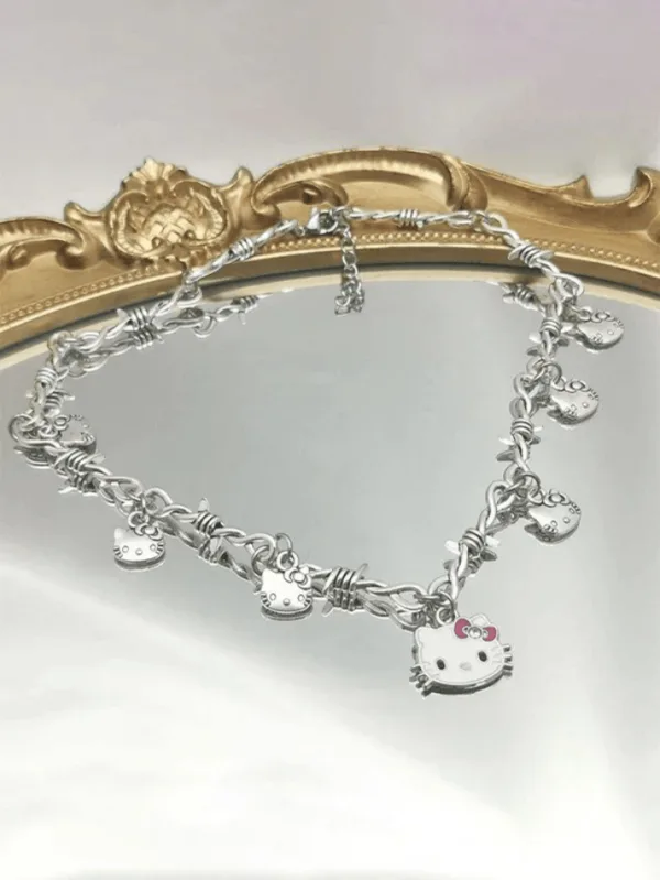 Bracelet En Breloques Hello Kitty : Un Accessoire Ludique Et Élégant Pour Les Fans.