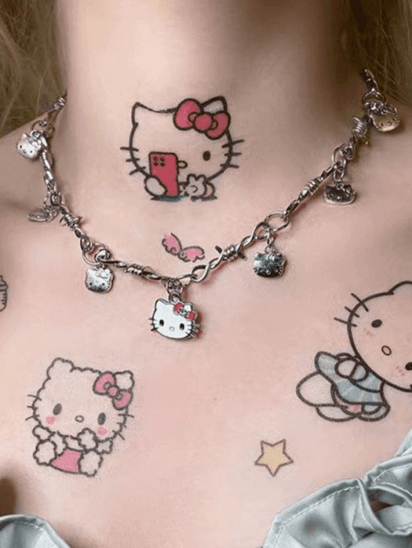 Tattoages Hello Kitty Colorés Et Collier Y2K, Un Style Alternatif Vibrant Et Ludique.