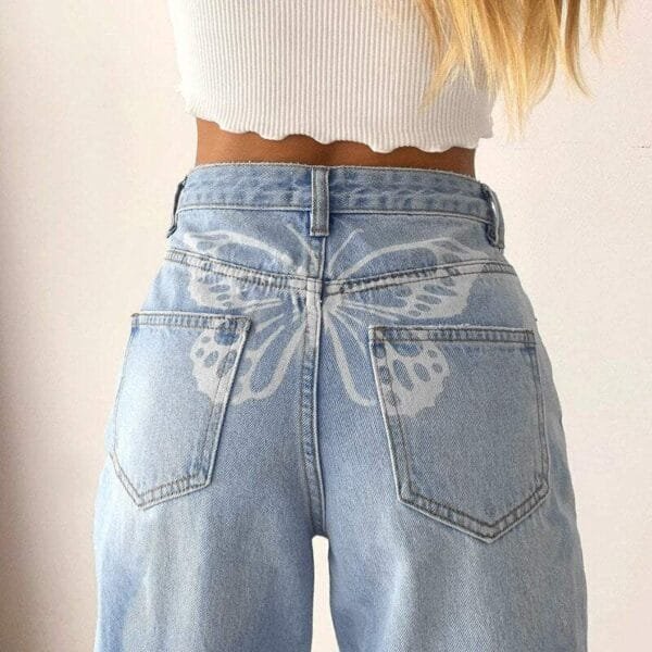 Jeans Haute Taille Avec Papillon Et Crop Top Blanc : Style Casual Et Tendance.