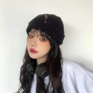 Jeune Avec Beanie Noir, Look Audacieux Et Maquillage Éclatant, Passionné De Musique.