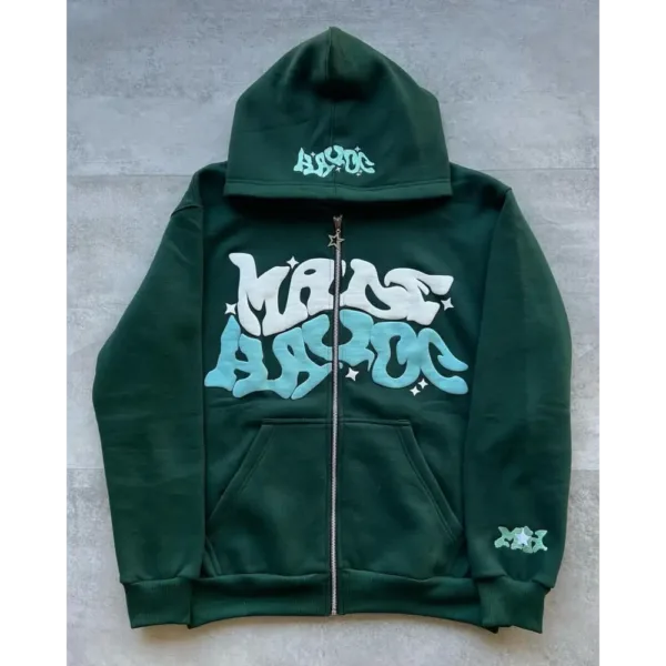 Hoodie Vert Avec Graphisme Audacieux En Aqua, Style Urbain Contemporain Pour Un Look Décontracté.