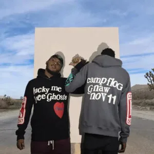 Amitié Et Style Urbain : Deux Amis Dans Le Désert, Vêtus De Sweats À Capuche Tendances.