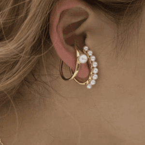 Boucles doreilles modernes en or avec perles, élégantes et sophistiquées pour toutes occasions.