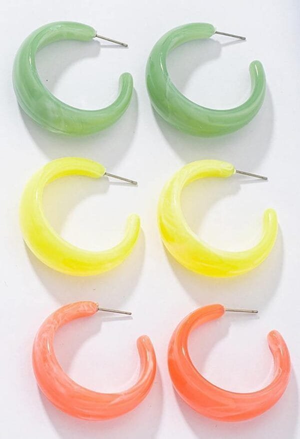 Boucles Doreilles Hoop Colorées En Acrylique, Au Design Moderne Et Tendance.