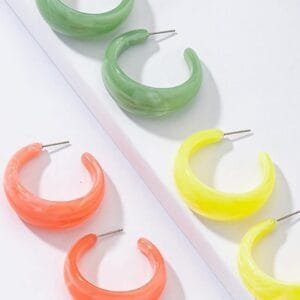 Boucles D’oreilles En Hoop Colorées Et Translucides, Parfaites Pour Un Look Estival.