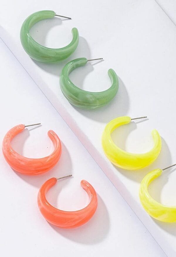 Boucles D’oreilles En Hoop Colorées Et Translucides, Parfaites Pour Un Look Estival.