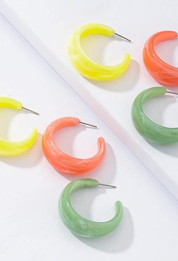 Boucles Doreilles Hoop Modernes Et Colorées, Idéales Pour Un Style Tendance Et Dynamique.