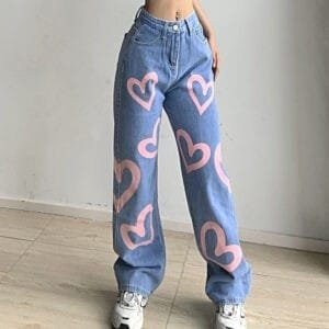 Jeans tendance à cœurs roses pour un look Y2K chic et décontracté.