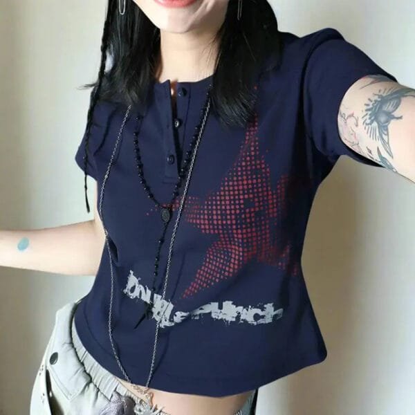 Jeune Femme En Selfie, Style Urbain, Vêtement Navy, Tatouage, Confiance Et Tendances Modernes.