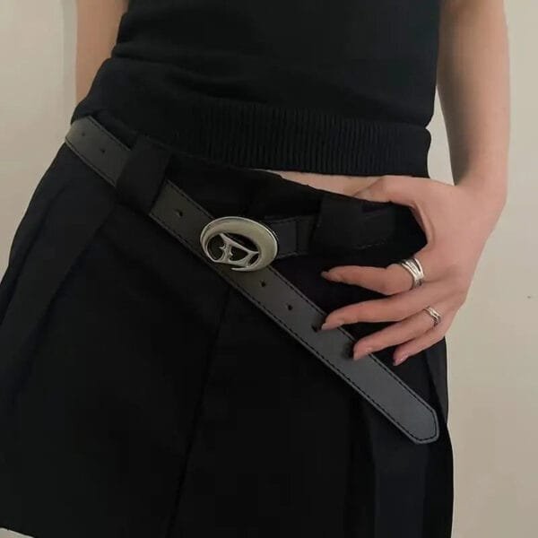 Osez Le Chic Avec Une Jupe Noire Plissée Et Une Ceinture Moderne En Métal.