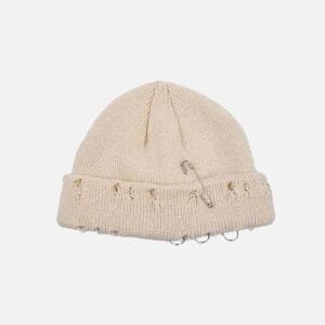 Bonnet Chic Tricoté Avec Franges Et Épingle Argentée, Parfait Pour Un Style Moderne Et Décontracté.