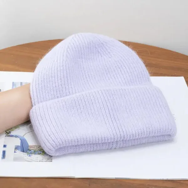 Bonnet Lavande Doux, Élégant Et Confortable Pour Un Look Tendance En Saisons Fraîches.