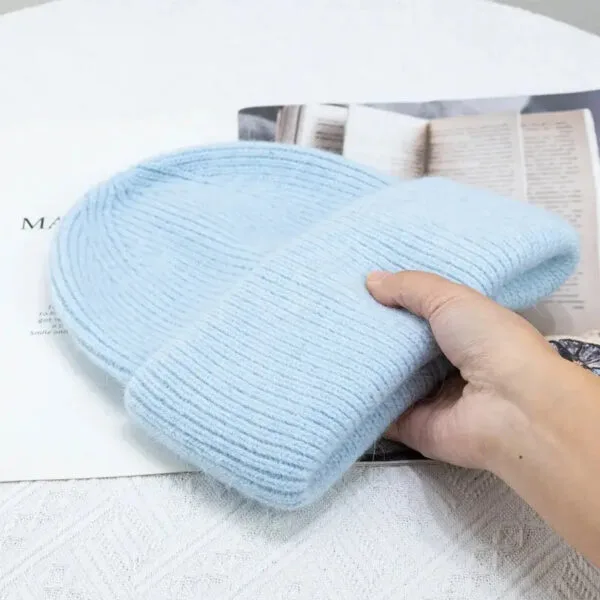 Bonnet Tricoté Bleu : Accessoire Tendance Pour Un Hiver Confortable Et Stylé.