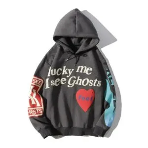 Haut Y2K Gris Avec Texte Lucky Me I See Ghosts Et Design Urbain Stylé.