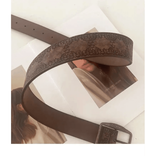 Ceinture En Cuir Brun Avec Motif Élégant, Idéale Pour Un Style Chic Et Tendance.