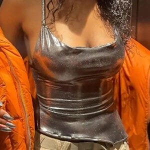 Tenue Audacieuse : Top Métallique Brillant Avec Veste Orange Surdimensionnée.