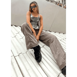 Look Urbain Avec Top Métallique Et Pantalons Cargo À La Mode.