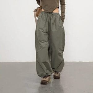 Tenue Minimaliste : Haut Moulant Et Pantalon Ample Olive, Un Look Tendance Et Confortable.