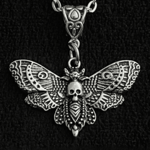 Pendentif En Argent Moth Avec Crâne, Élégant Bijou Gothique Unique Et Captivant.