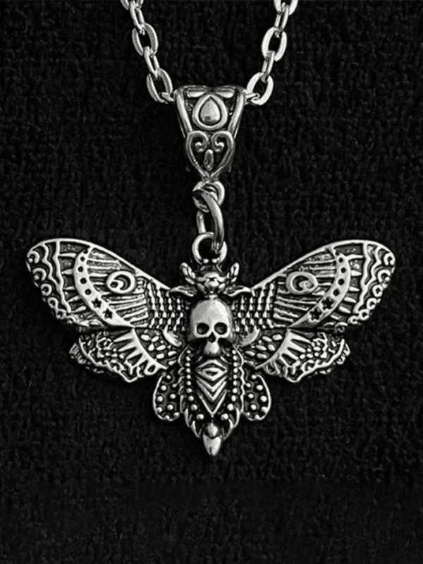 Pendentif En Argent Moth Avec Crâne, Élégant Bijou Gothique Unique Et Captivant.