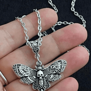 Collier argent avec pendentif papillon et crâne, un bijou gothique unique et élégant.