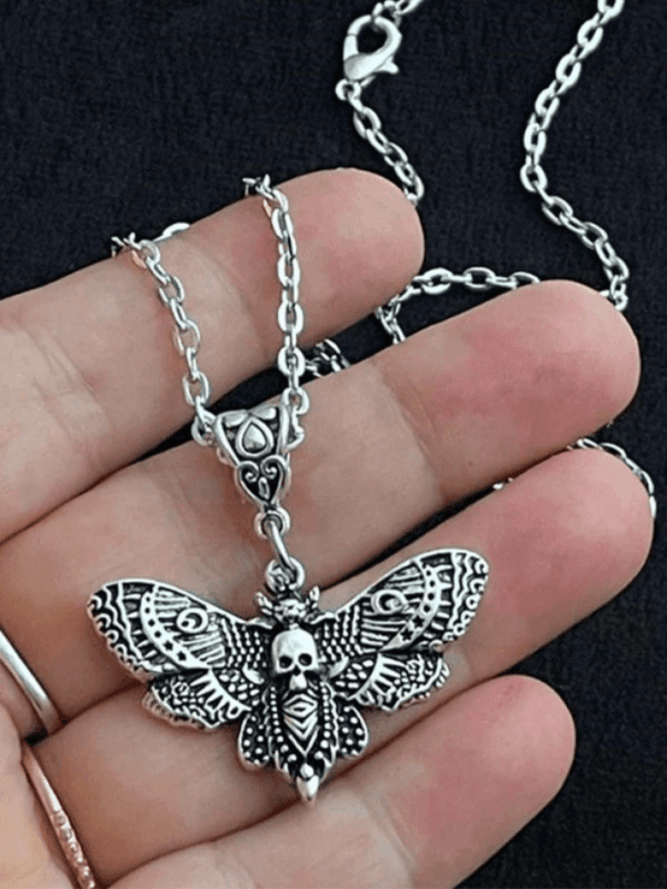 Collier Argent Avec Pendentif Papillon Et Crâne, Un Bijou Gothique Unique Et Élégant.