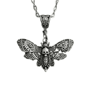 Pendentif En Argent Représentant Un Papillon Avec Crâne, Alliant Beauté Et Symbolisme Mystérieux.