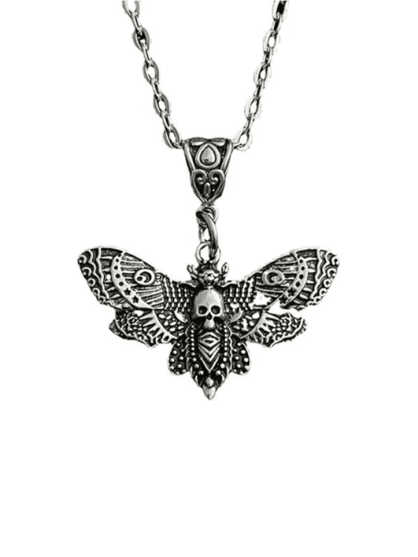 Pendentif En Argent Représentant Un Papillon Avec Crâne, Alliant Beauté Et Symbolisme Mystérieux.