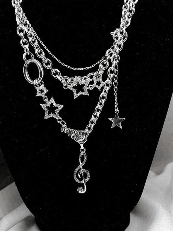 Collier Argenté Multi-Couches Avec Charms Étoilés Et Note De Musique, Design Élégant Et Ludique.