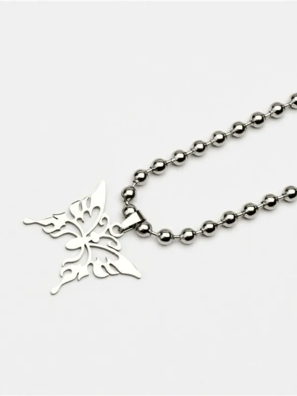 Collier Élégant Avec Pendentif Papillon En Métal Poli, Symbole De Transformation Et De Beauté.
