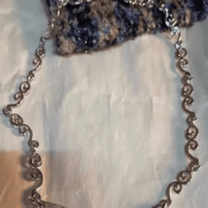 Collier En Métal Élégant Avec Gros Géoclyte, Artisanat Délicat Et Design Sophistiqué.