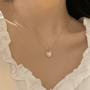 Collier Cœur Doré Et Top À Volants, Une Touche Délégance Et De Féminité.