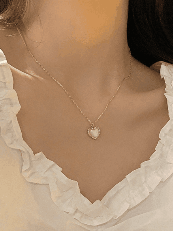 Collier Cœur Doré Et Top À Volants, Une Touche Délégance Et De Féminité.