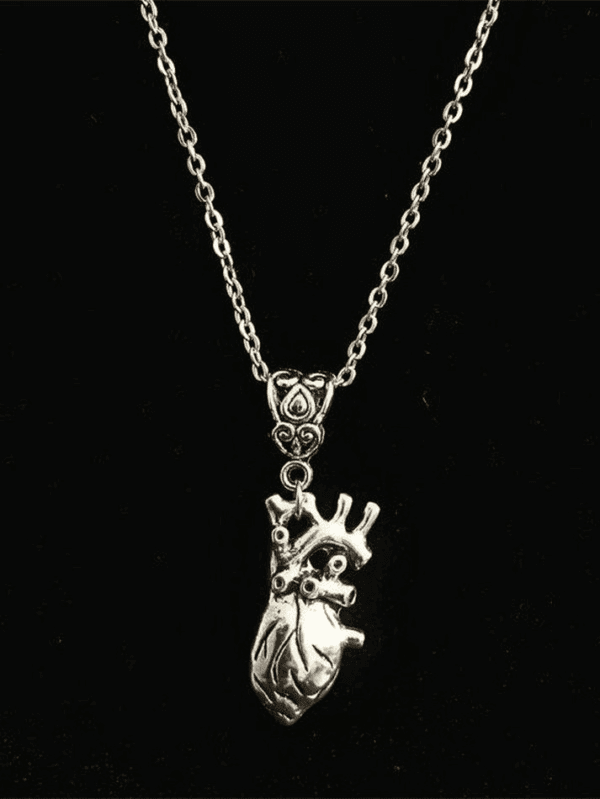 Collier Élégant Avec Pendentif Cœur Anatomique En Métal, Parfait Pour Un Style Unique.