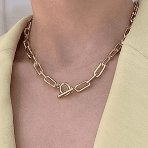 Collier en chaîne dorée chic pour un look moderne et élégant.