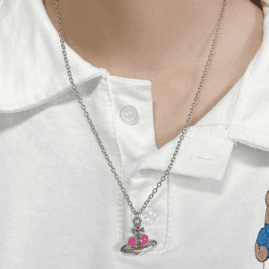 Collier Argenté Avec Pendentif Rose Coloré, Style Ludique Et Moderne.