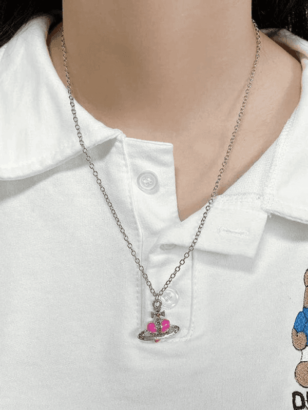 Collier Argenté Avec Pendentif Rose Coloré, Style Ludique Et Moderne.