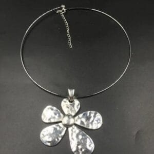 Collier Floral En Argent, Design Moderne Et Élégant Pour Sublimer Toutes Vos Tenues.